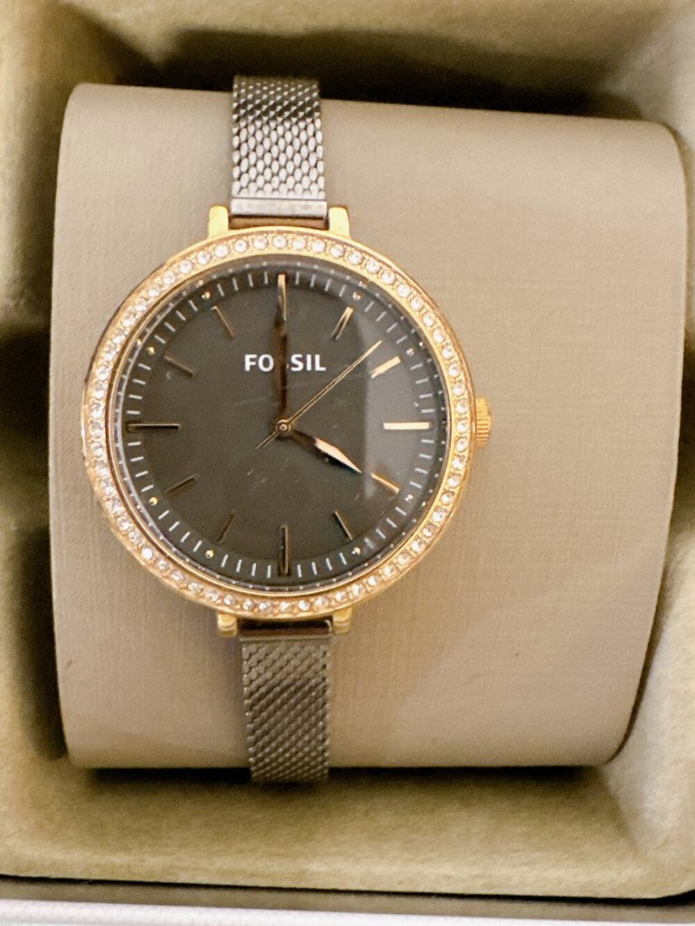 The Fossil Classic Minute BQ3458 watch features a modern monochromatic design wi